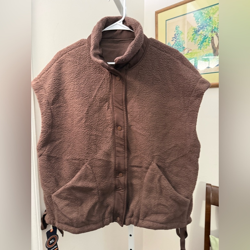 Watashi Sherpa Side Tie Vest. NWT. Size Xl